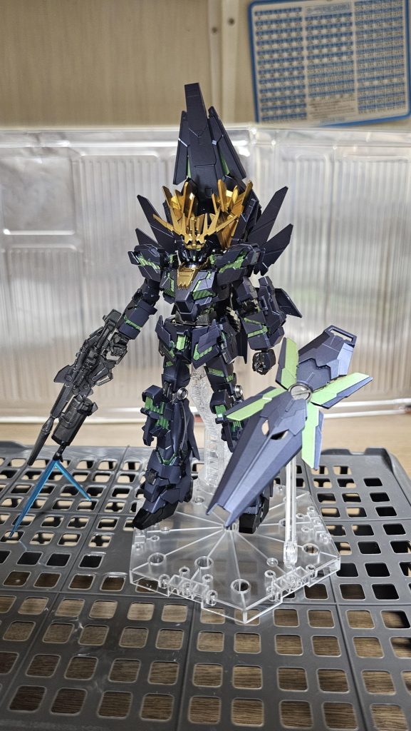 メインはパールマーズダークブルー、内部フレームはメッキシルバー、アンテナ及びXC はパールゴールドで塗装しています。