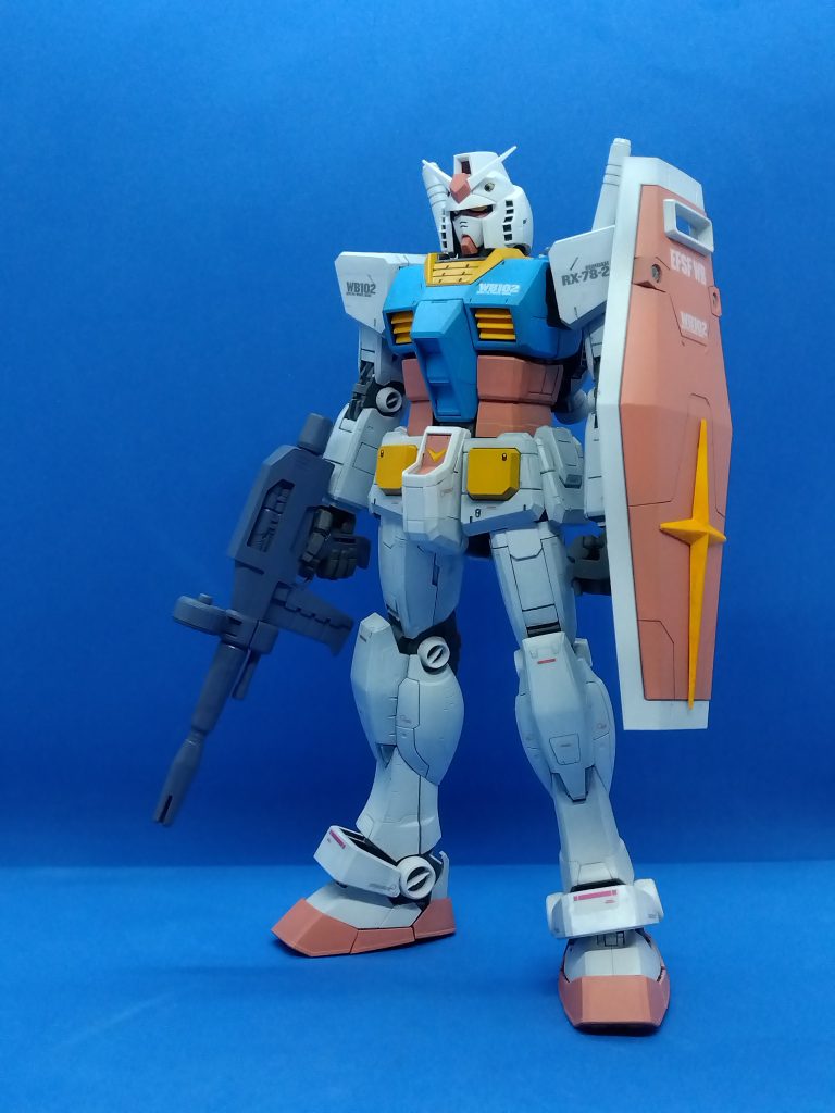 主に肩、足の装甲分割ギミックを消して一体化し情報量を減らし、昔模型誌の作例で見た淡い色合いの仕上がりを目指してみました。塗装完了して組み立て中に溶剤と塗料を誤って思いっきりぶちまけて泣きそうになりましたが、何とかリカバリーもできたかなと。