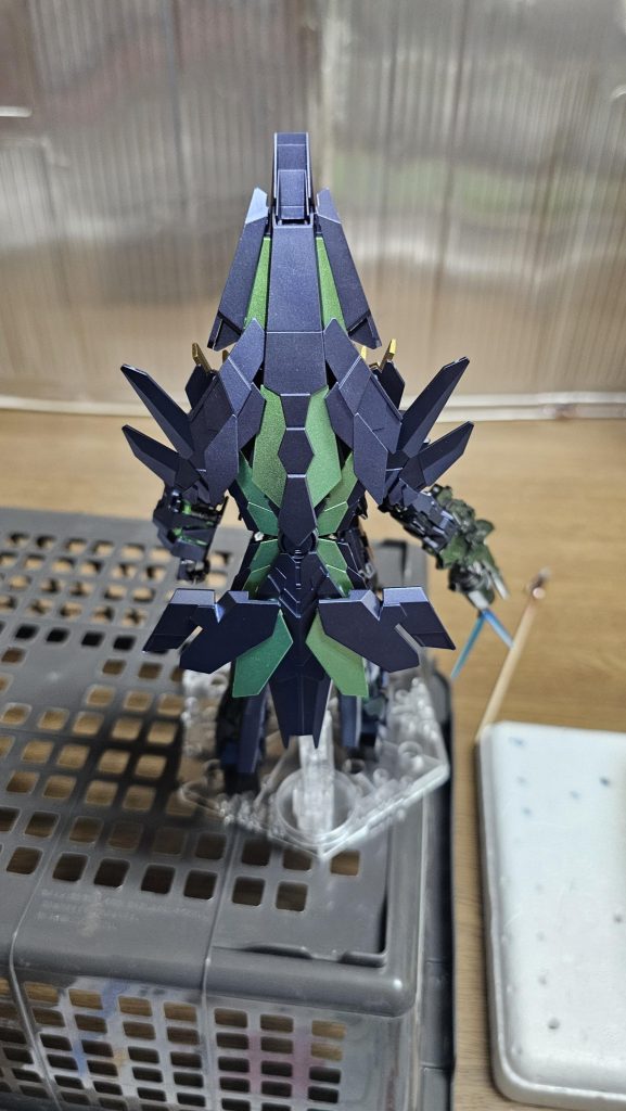 今回は下地ほぼなしで直塗りでの作成になります。ゴールドとメッキのみ下地にブラック塗ってます。