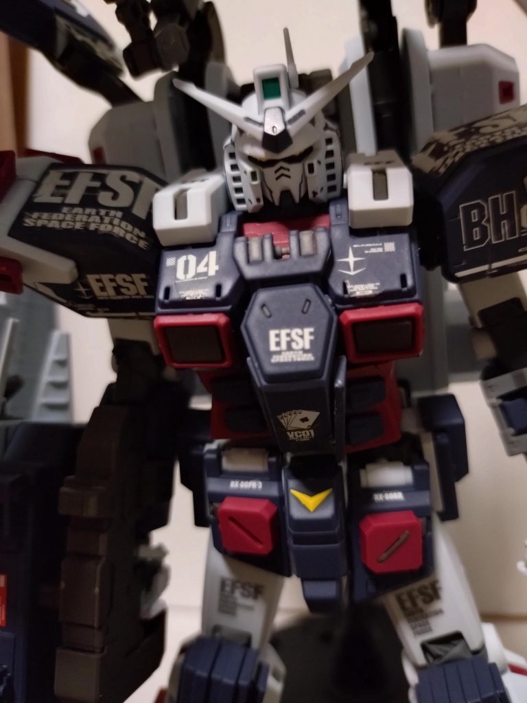 組立も、結構大変だったので、色を変えて塗装して、新たに２体目を作る気にはなりませんでした。そういや、シールド1枚足りないと感じ、どこかに消えてしまった（汗）