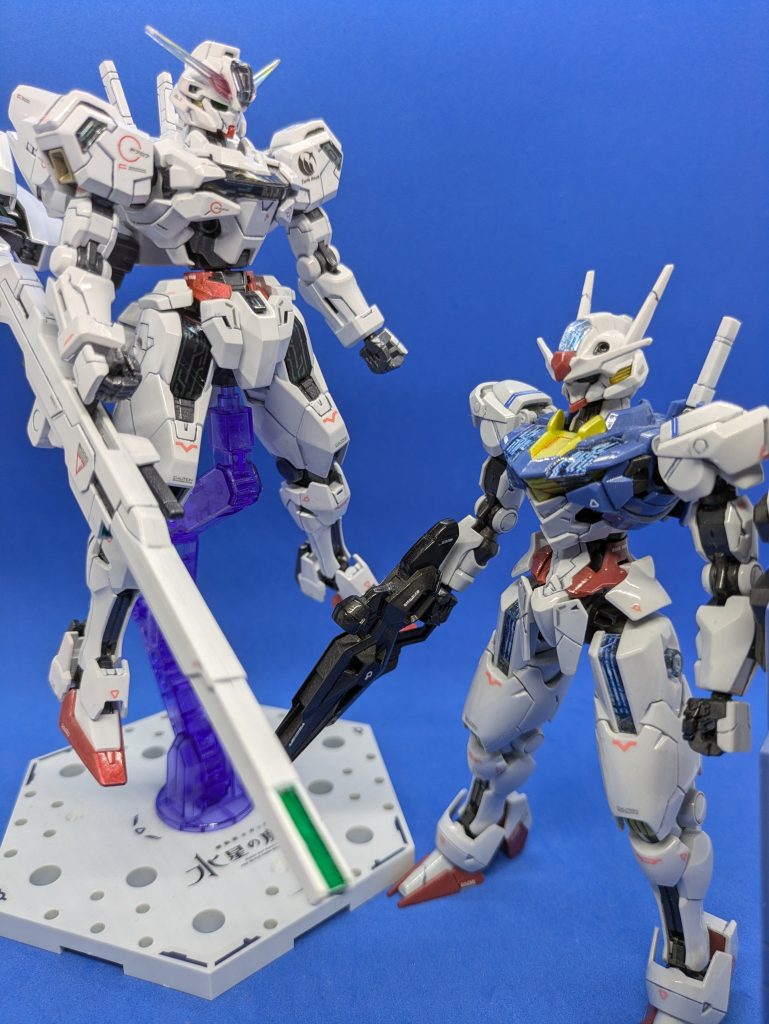 エアリアル改修型はないので、以前組んだエアリアル パーメットスコア・シックスと並べてみました。サイズはだいたい同じくらいです。キャリバーンもエアリアルと同じく、太もも付け根の関節パーツを左右入れ替えることで足を長くできますが、キャリバーンでこれをやると太もものクリアパーツと干渉して、足を動かした際にクリアパーツが外れるので、今回は説明書通りに組んでいます。ご覧いただきありがとうございます。