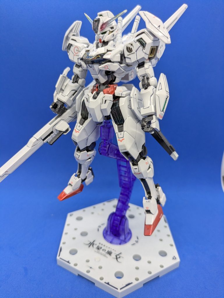 ビットオンフォーム。この形態の再現のために、腰リアアーマーが差し替え無しで展開できます。ガンビットも部分塗装してデカール貼っています。
