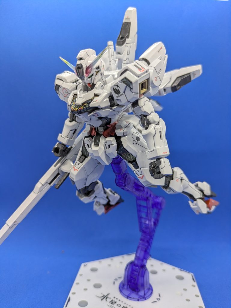 ハイマニューバモード+クアドラスラスター展開。足首のパーツを曲げるだけなので、差し替え無しで再現できます。また、このギミックのおかげで、エアリアルでは色分けされていなかった足裏のグレーがパーツ分割で再現されています。バリアブルロッドライフルは真ん中に合わせ目が出るので、消すのが大変でした。