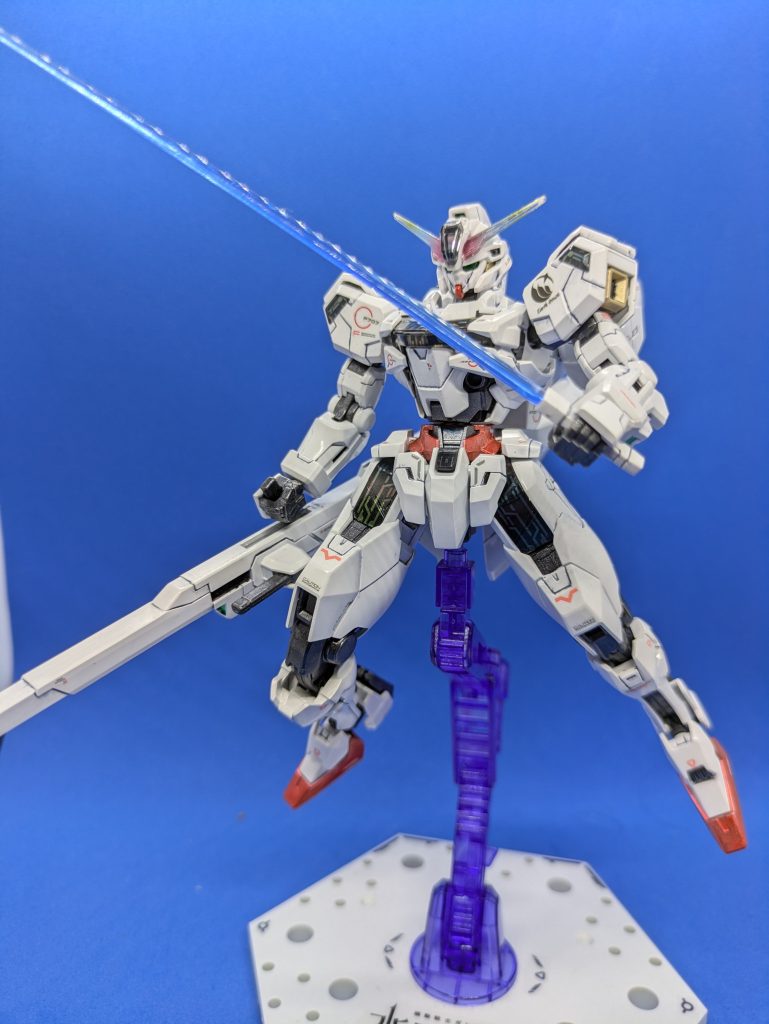 ビームサーベル。バックパックに刺さってるのを引き抜いて持たせられます。刃はクリアブルーで断面が楕円形になっているやつです。OP以外でサーベル使っていた印象がないのですが…