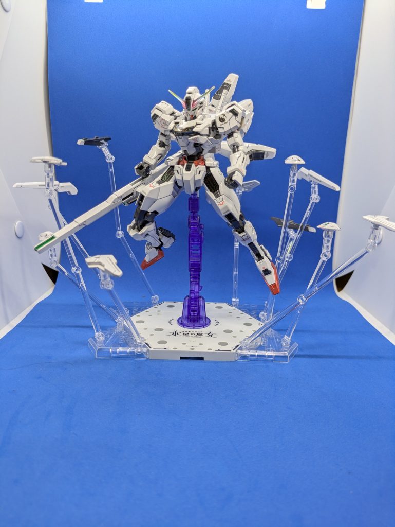 ガンビットを全部浮かせた状態。11個全部浮かせるためには、ウエポンディスプレイベースが2セット必要です。全部のガンビットが写るようにしたら、背景が切れてしょぼい感じに…この状態は非常にカッコいいのですが、かなり場所を取ります。