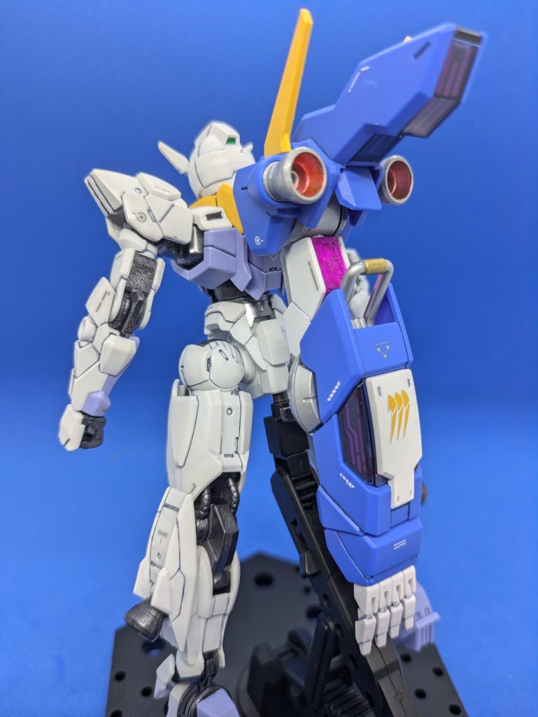 虎の手を背中に取り付けてバックパックのようにした状態。専用のジョイントパーツを使用して取り付けます。虎の手のロールバーのような部分はシルバーとゴールドで、バーニアはシルバーとメタリックレッドで塗り分けました。擦れて塗装が剥げるのが怖いので、多分二度とこの形態にはしません。