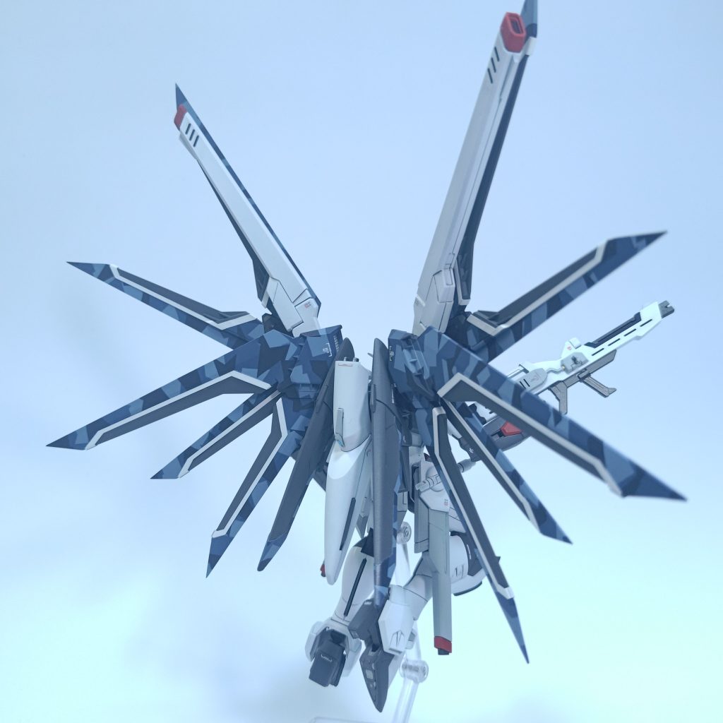 分かりづらいのですが、腕と太ももを少し延長しています。あと、デカールでごちゃごちゃならないように控えめにしました。