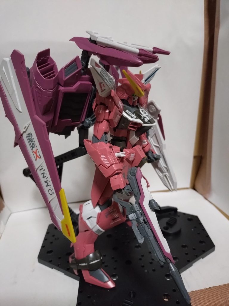 全体的にピンク系のガンダムは、女性が乗ってるイメージありますね。