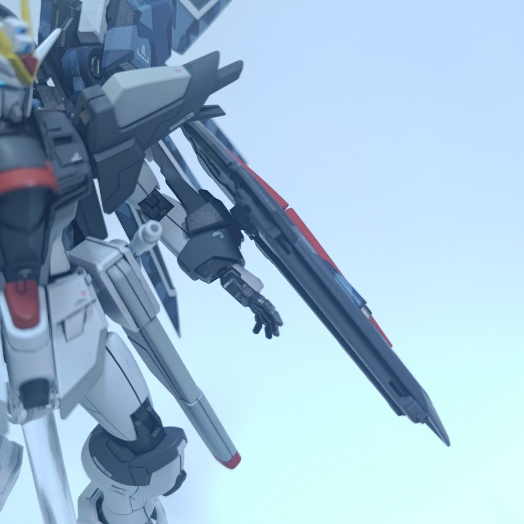 シールドの厚みが気になったので加工して薄くしています。