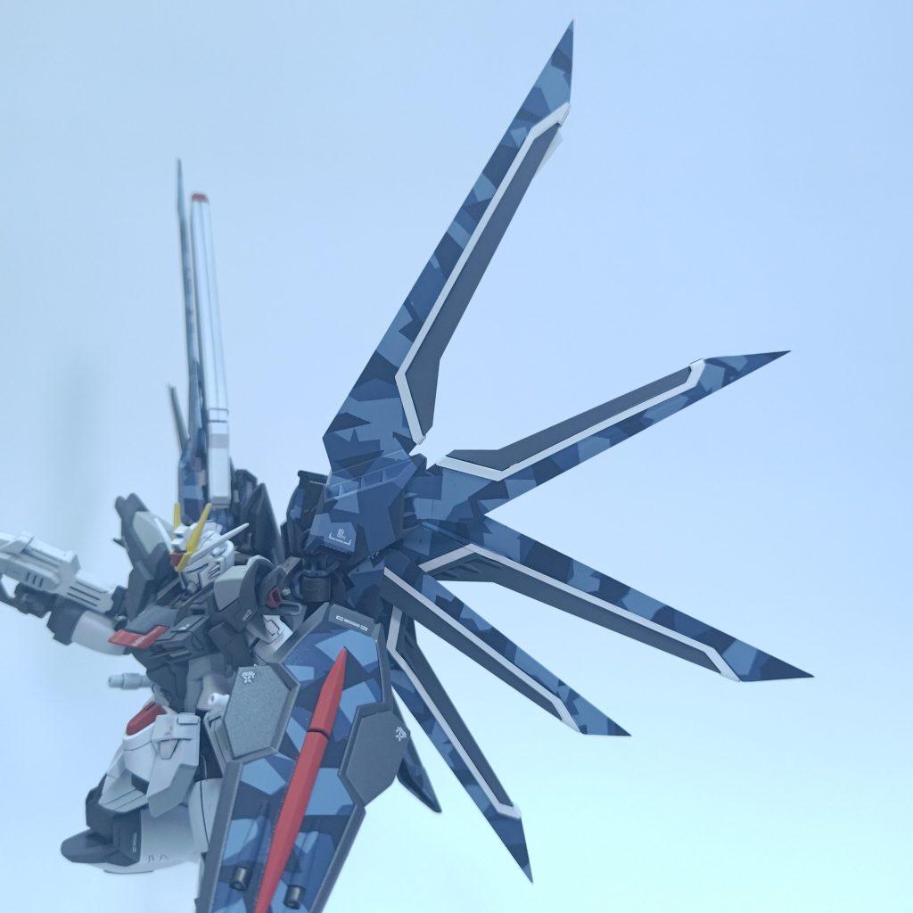 ウイングの先は、シャープ化してます。いかにも空を飛びそうな感じなので、戦闘機イメージでスプリッター迷彩にしました。白い線は付属のシールです。全然違和感なく仕上がりました。 最後までご覧いただきありがとうございました。m(_ _)m