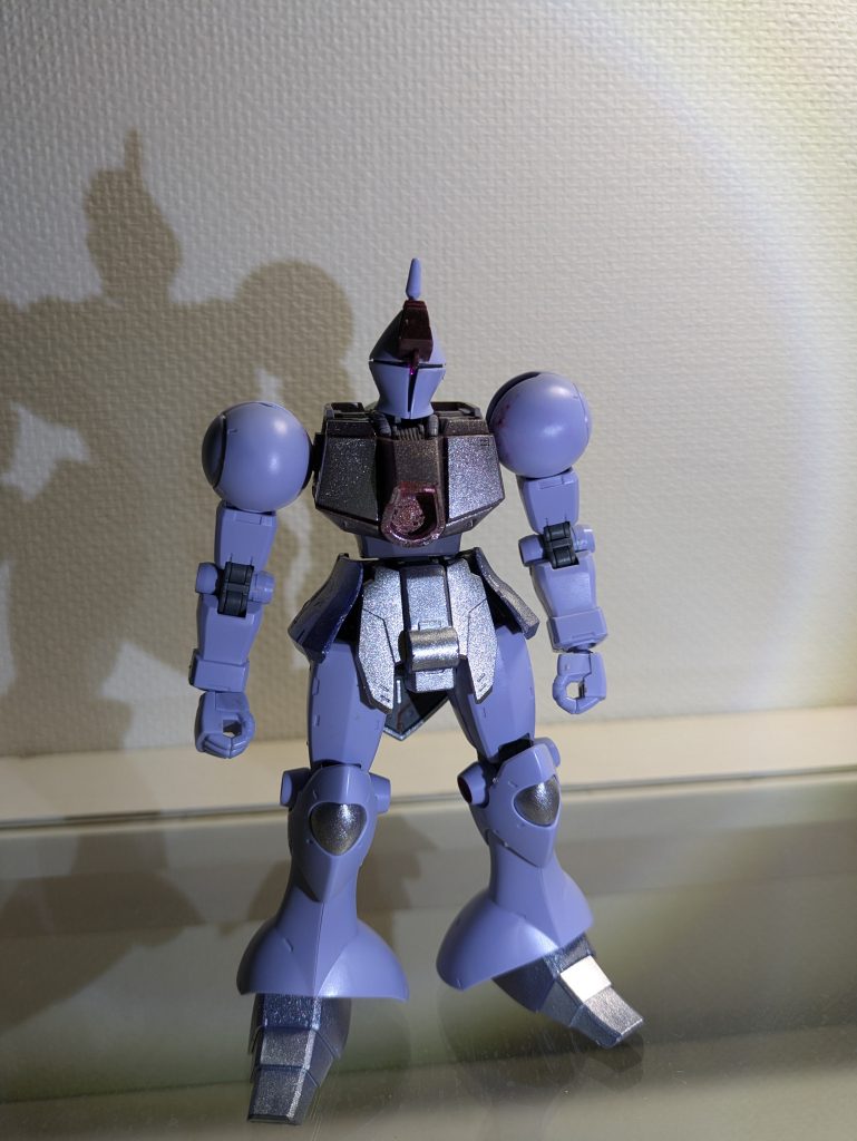 棒立ちです。ちなみに私、棒立ちが大の苦手で。色ももう少し明るいのですが、カメラ写りが少し悪かったようです。 ガルバルディβとギャンを中心にミキシングをしております。ガルバルディβはギャンとゲルググの子供の弟に当たるのでかなり近い機体ですね〰!一応腰のリアアーマーをイフリート・ナハトの時に出た余りパーツのものを使用しております!
