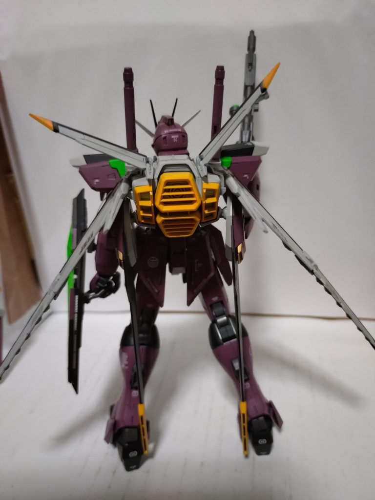 イエローと蛍光グリーンを使い、全体的にメリハリをつけて。