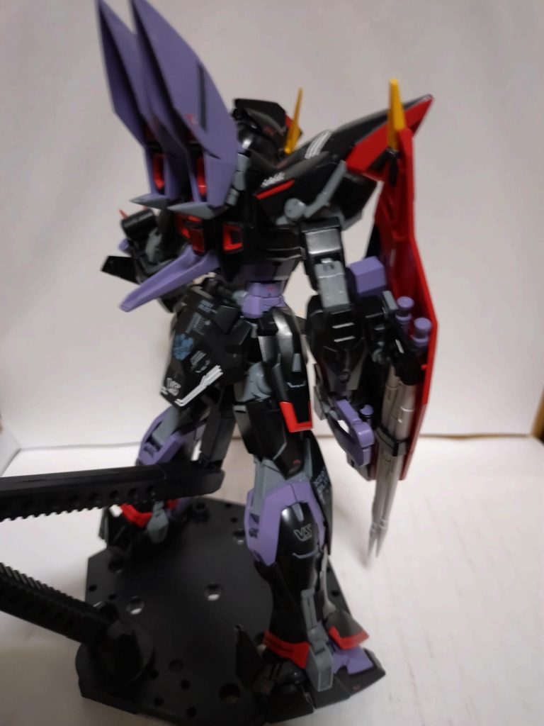 ブリッツガンダムは、あまり装備が少ない機体なので、素立ちも出来ますが、アクションベースに取り付けて撮影しました。