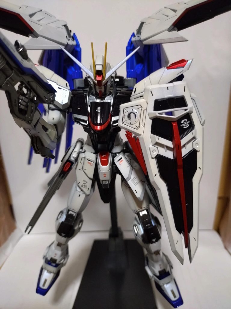 前作のストライクルージュとは別角度で、全体的に塗装しました。