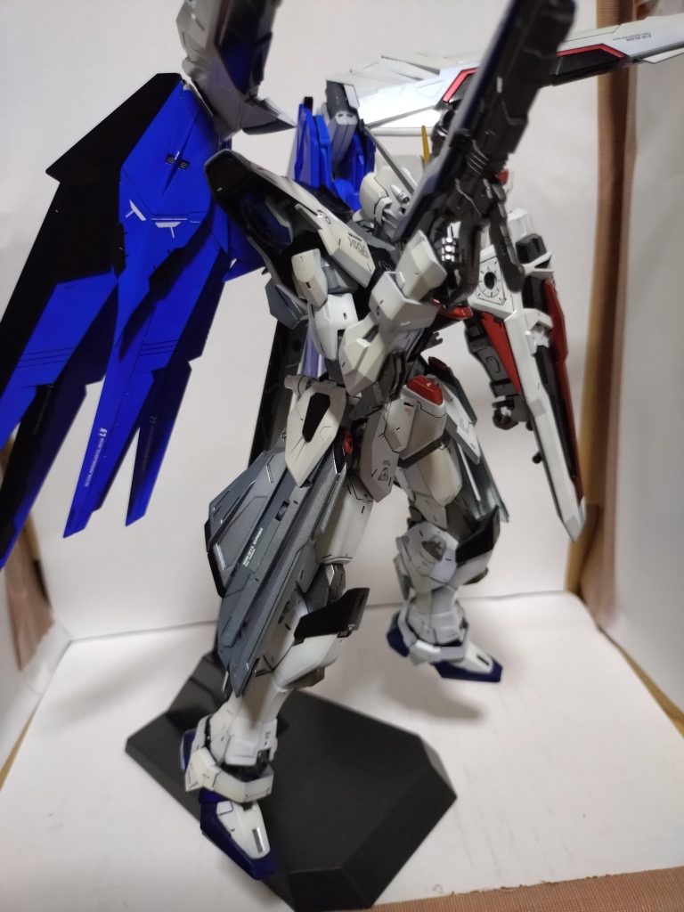 ルージュフリーダムガンダムと同様、トップコートのツヤ消しはせず、ツヤを出す感じで。