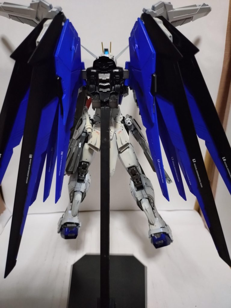 後ろから。バッグパックもデカールは控えめにして、シンプルに仕上げてます。