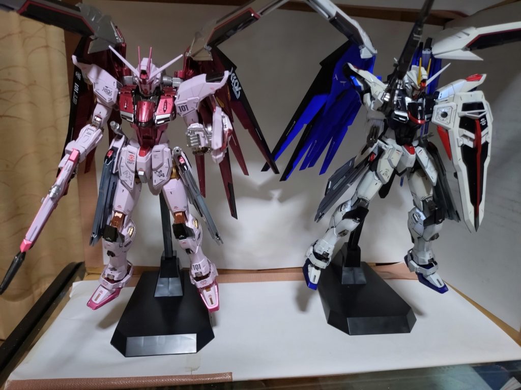 最後に、ルージュフリーダムガンダムと並べて。自分は、気に入ったガンダムがあると何体も作り、色を変えて別物のガンダムを並べるのが好きかも（笑）最後まで見て頂いてありがとうございました＼(^o^)／