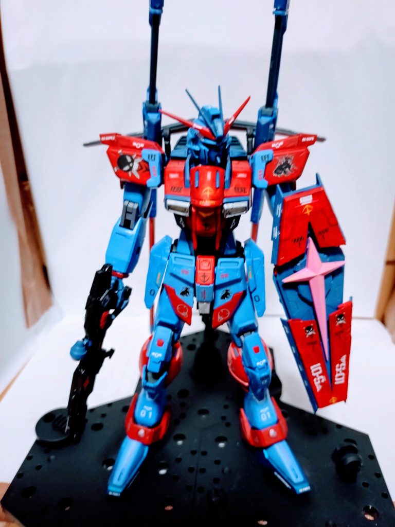 今回はシールドを開いた状態を考えて、裏側も塗装しました。