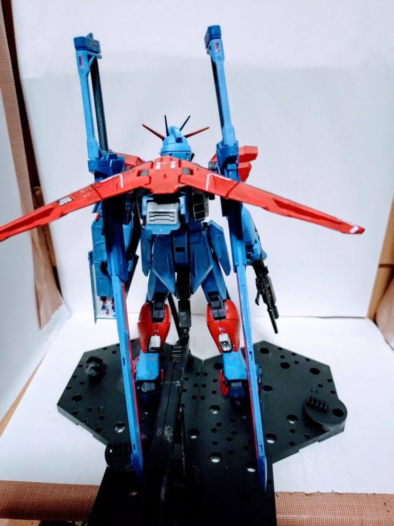 後ろから。自分好き勝手に塗装して、オリジナルのブルーインパルスガンダムを作れて楽しいです。ブルーインパルス、自衛隊のアクロバット飛行のチーム？と同じ名前で（笑）