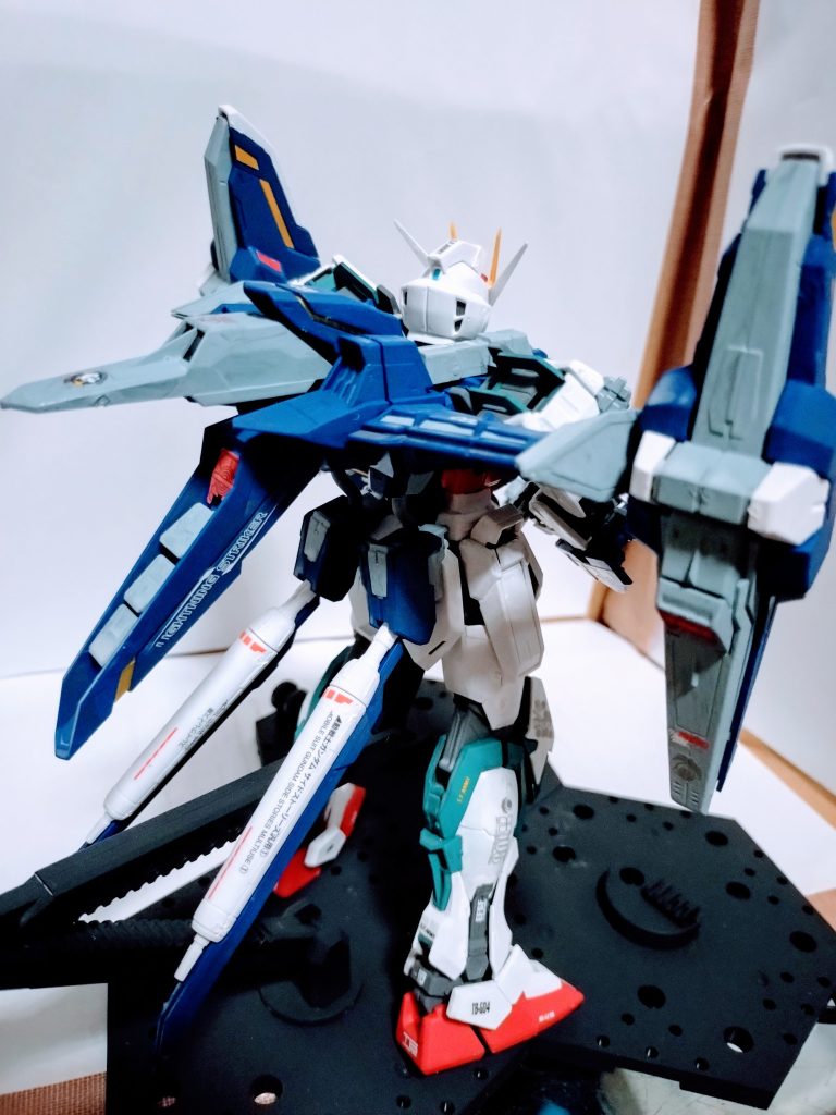 このガンダムは、後ろのライトニングストライカーのカッコ良さに惹かれて作りました。