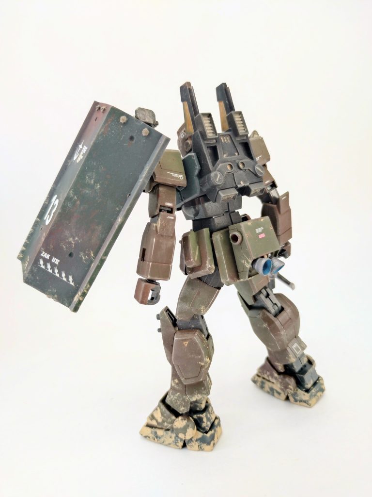 武装がビームライフルしか残っていなかったので、いつもなら「じゃあテキトーに武装盛り付けるで!( ・`ω・´)」ってなモンですが、敢えて、大きめの盾を持たせてディフェンダーに。出力を機動力に使わない分、ビームライフルを多く撃てる?的な?w シランケドwそして腰の後ろにはザクのブースターランドセルと、シールドの下側にはザクの撃墜スコア。ディフェンダーなのにザクキラーというワケワカラン奴w ハイ、深く考えてませんwらしからぬのつもりではあるけど、連邦の方が民度とか軍規乱れてそうだからアリじゃね? シランケドw