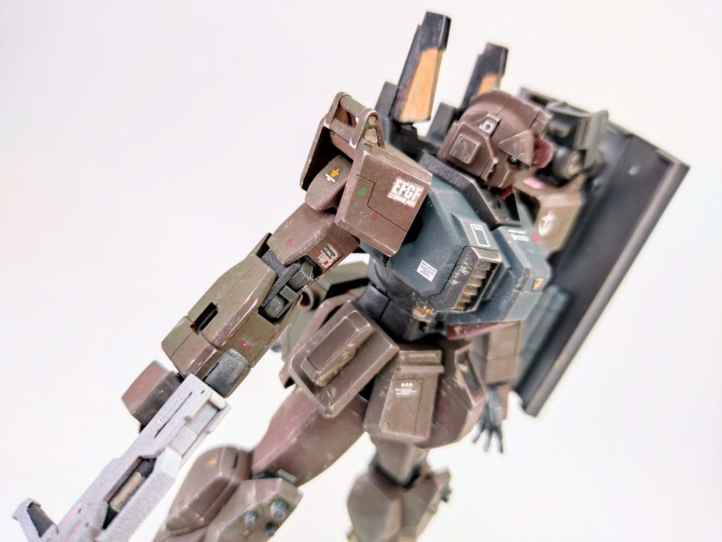 テーマは “らしからぬ” です。 まずカラーリングが連邦らしからぬw「買ったは良いけど全然使ってない色を消費しよう作戦」の産物。BD1の時みたいなスプリッター迷彩にしようと思っていたのに、何も考えずに下地にシリコンを塗ってしまい、マスキング不能に。じゃあマステ無しでテキトーグラデーションしてしまえ、とw マホガニー・艦底色・濃緑の3色をフリーハンドでムラ噴き。ワザとダマになるように噴いてアクセントも。