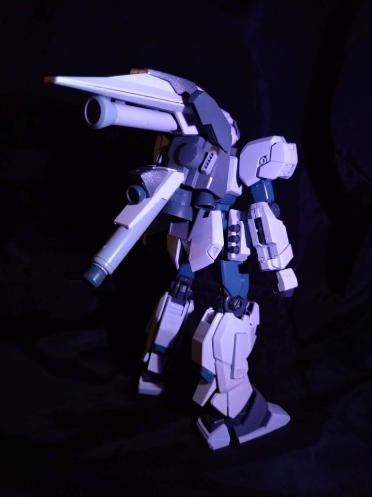 もうぐちゃぐちゃですwとにかく速くしたい！それだけの思いで組み上げました。スラスターを8基追加し、前方だけに噴射し続けるアクセラレーションシステムと、一瞬だけすべてのスラスターのリミッタを解除し、瞬間的なエネルギーの発散で加速します。という設定です！　