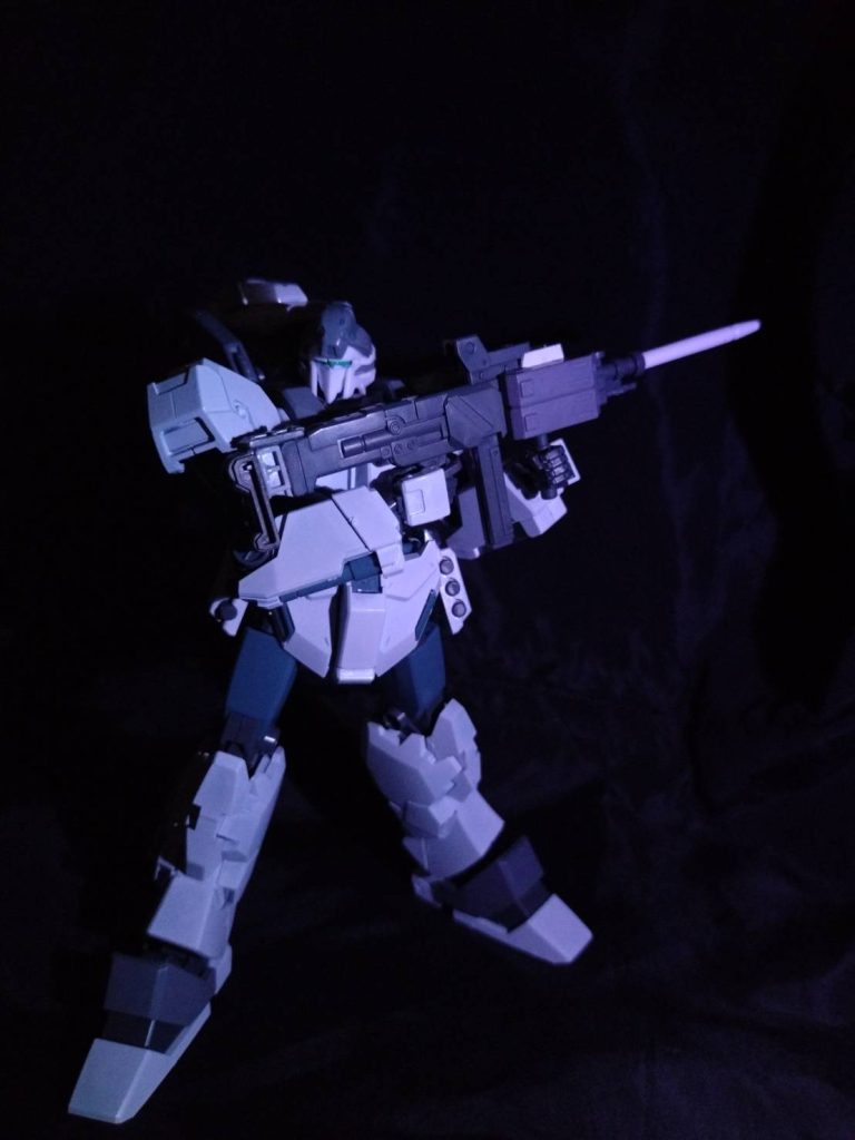 ビームライフルです。私、ビームライフルを改造するの好きなんですよね！一応先端は、収束率を高めたいので水中型ガンダムみたいにし、後ろのこの、何ていうの？を少しもりました。さらにミサイルも搭載！