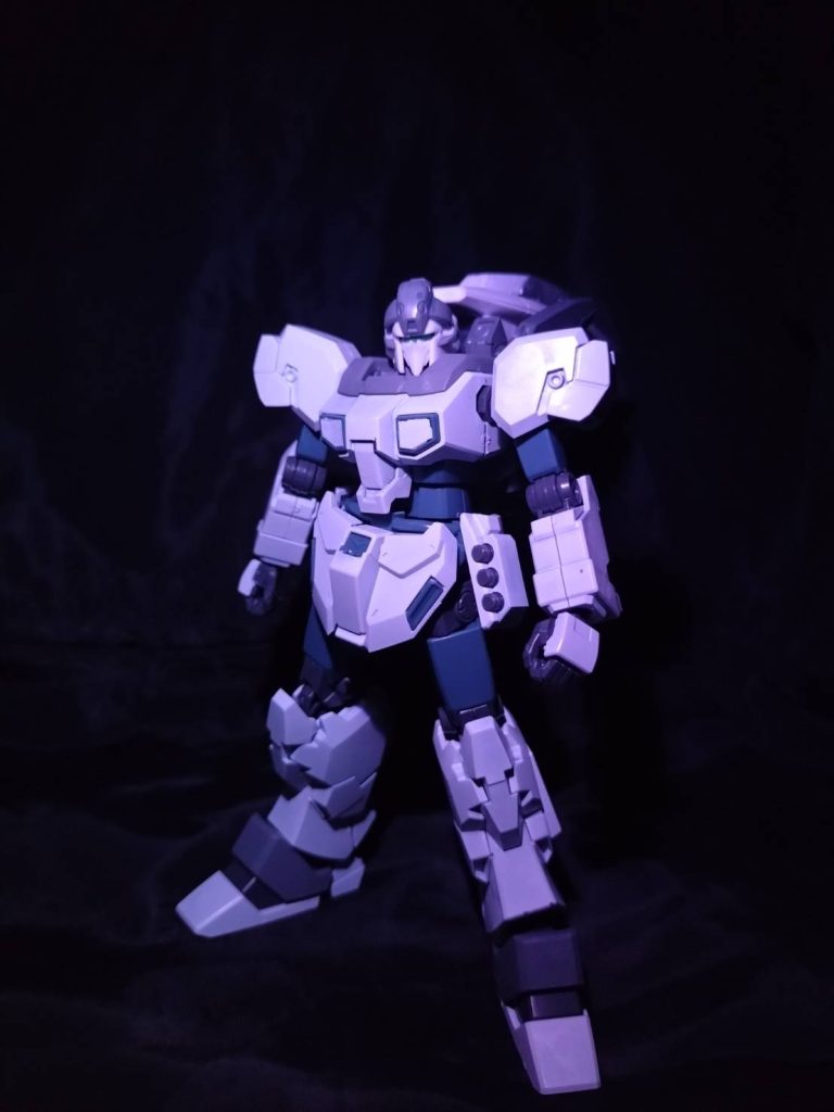 装備なしの状態です。ボディは、白を基調とし、気の向いた部分をグレーで塗装しております。 