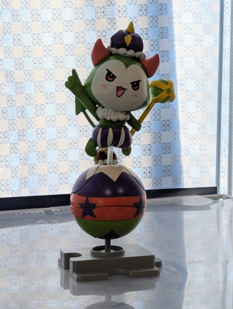 こっちはマジカルブラウニーのアキーラたんというキャラクター。サーカスのピエロの様な格好で玉乗りしてます。球体は土台見ればすぐ分かる通りハロです。