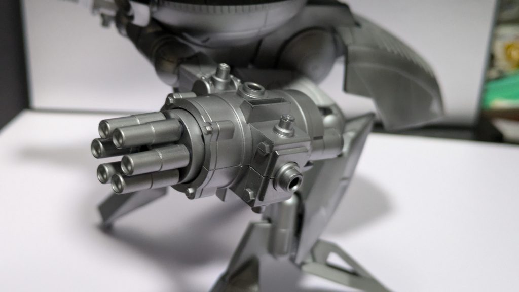 両腕にガンポッドに小型のロケットランチャーを搭載し、逆関節による機動力の高い行動が可能。さらにAI制御による犯罪者かどうかの高い識別能力を有した高性能な無人型MSである。