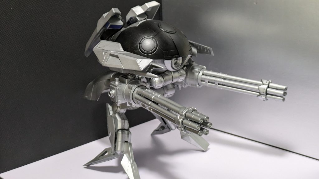 フル装備状態。ガトリングがより長く。両肩(?)にミサイル搭載。ガトリングが重すぎて腕が上がりませんwでもこれもまた良いかな? ただ、これはこれでどこかでみたことあるような・・・?