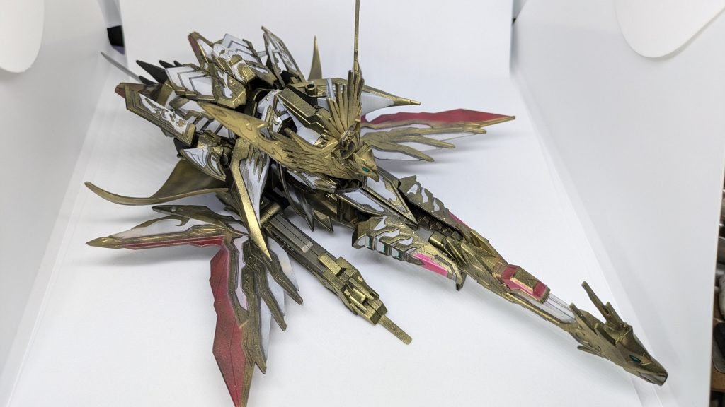 そして信長ガンダムエピオンと「絶令鳳凰」と合体することで「超絶鳳凰」(ウルトラフェニックス)となり高速移動が可能となります。通常版、ダークマスク番のエフェクトパーツを取り付けて尻尾のようにも出来ます。まるでキン肉マンみたいなネーミングと思ったりw