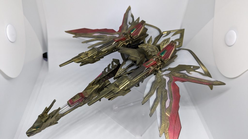 バックパックとライフルや肩パーツを組み合わせて分離させることができます。その名も「絶令鳳凰」(ゼロフェニックス)!中二感満載です。