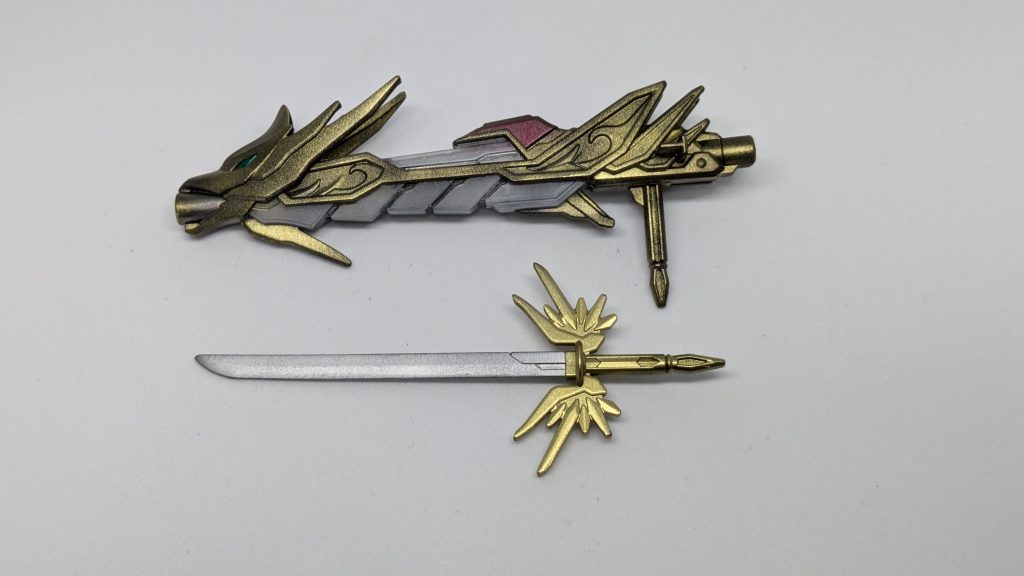 背中のとは別の武装。実はライフルは刀の鞘でもあります。