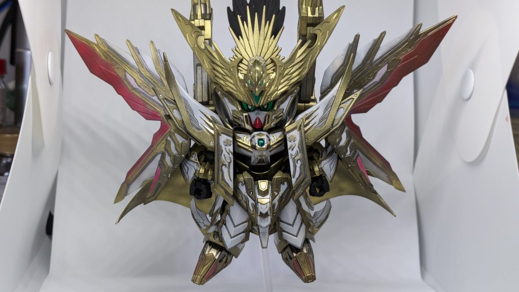 今回は黒下地に先日発売された「Mr.ラッカー ウルトラゴールド」をベースに水性のグランプリホワイトで部分的に塗装。そのあとにゴールド部だけマジックリンでホワイトを落としております。そのあとに0.2と0.3のシャーペンで2B程度の濃さの芯でスミ入れと黒色部の塗装?最後にメタリックグリーンで発色部の塗装。やってることはシンプルです。