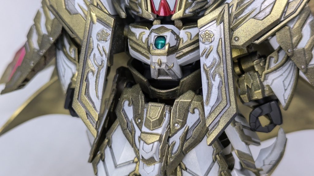 胴体部。発光部が実にエピオン。隠密エアリアルの輝羅鋼パーツが取り付けられます。持ってませんがw