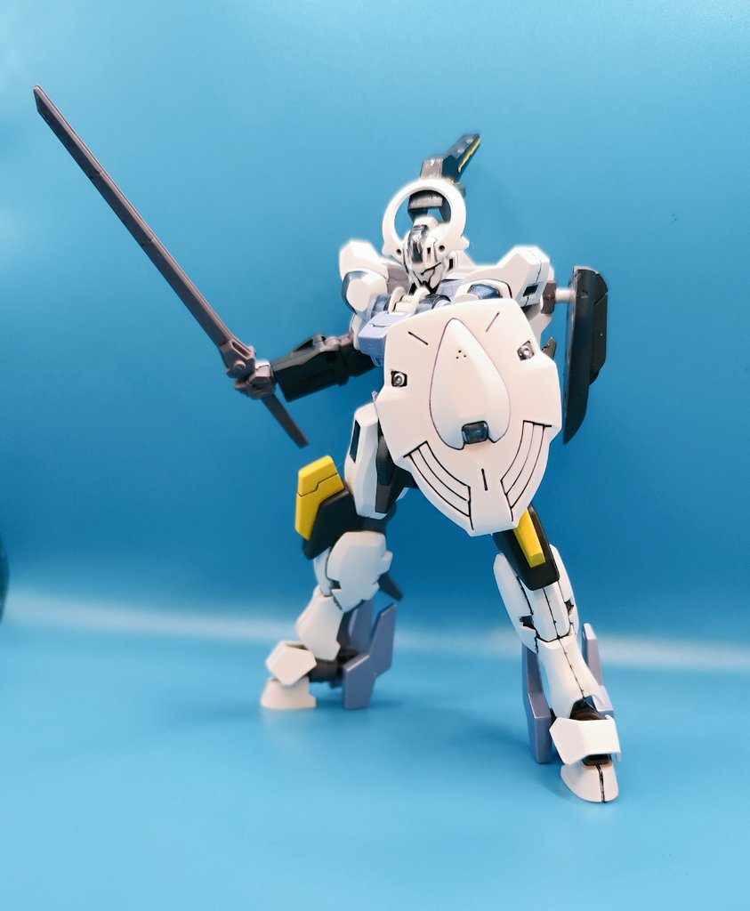 ガンダム形態　ペンギンのお腹がシールドになります