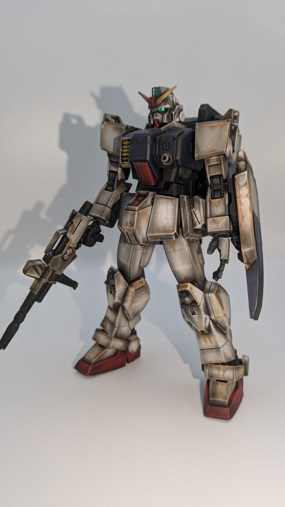 フラッシュ使用版。カメラアイは、裏側をガンダムマーカーメッキシルバーで塗っているため、光を当てるとギラギラ光ります。