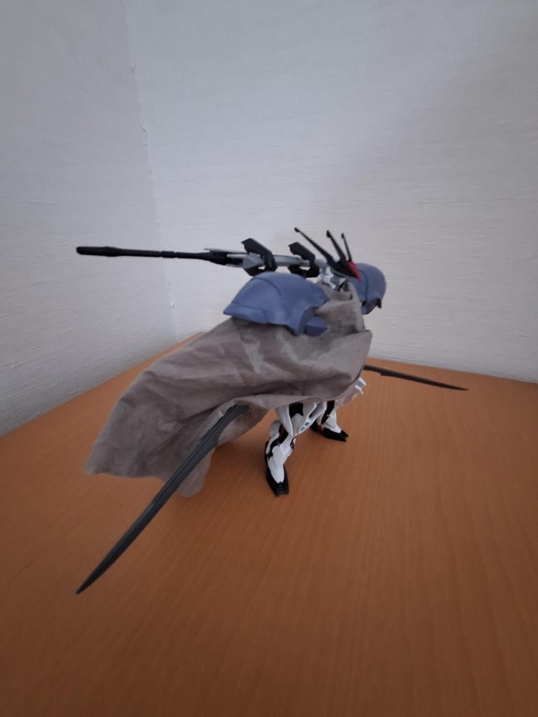 重みで倒れるので、ポーズ変更できません💦