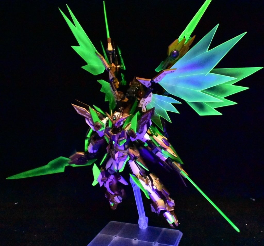 干渉に気を使っているので本体側の羽もそのまま展開できますめっちゃデカい派手そして重い　スタンドが負けるポージングは一苦労