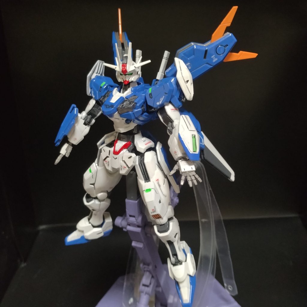 改修箇所は前に投稿したやつと同じで、平手は市販の物を流用、肩幅、足の延長、腰の延長、アンテナの成形です!この写真だと解りやすいので!ついでに書いておきますと!エスカッシャン展開のベースはご覧の通り後ろになおせます!(笑)