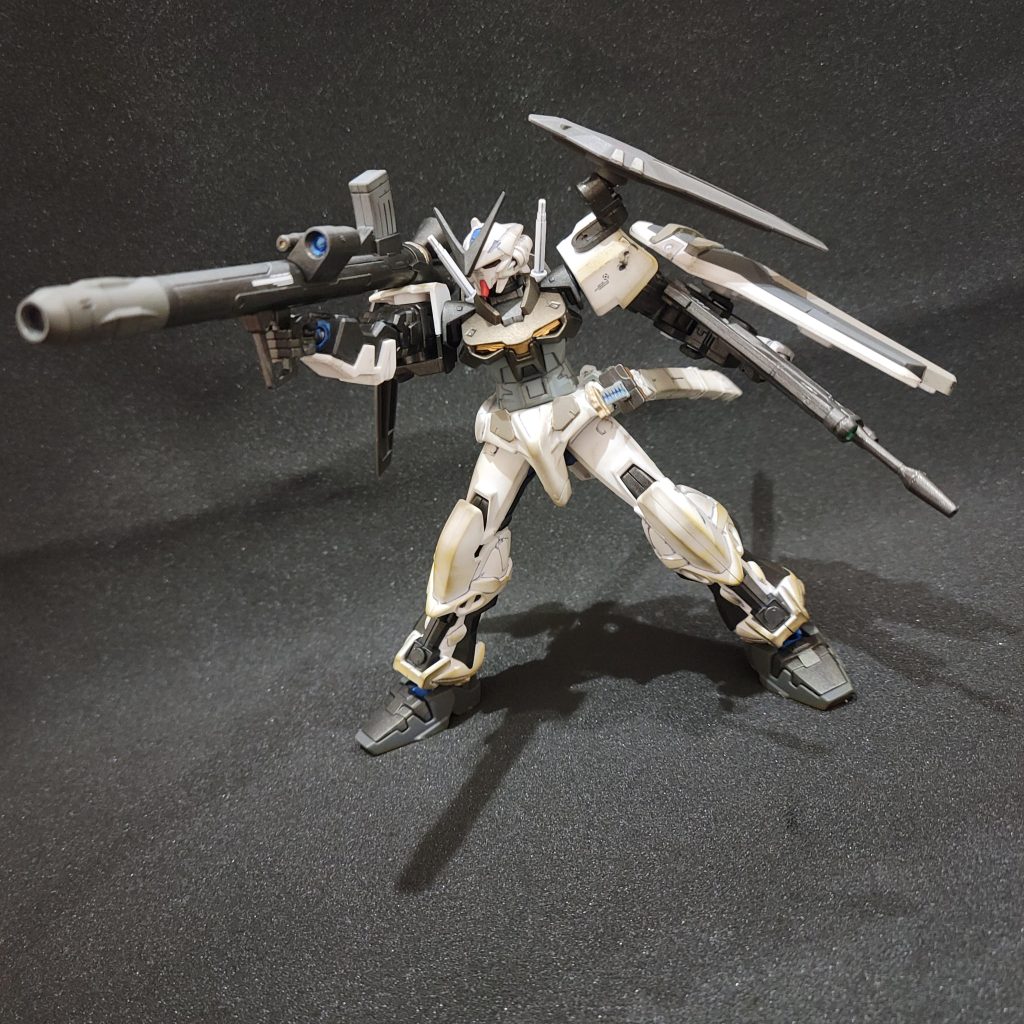 実弾兵装M68キャットゥス500mm無反動砲レールガンは発射時に電力を消費するためロケット推進の無反動砲を採用