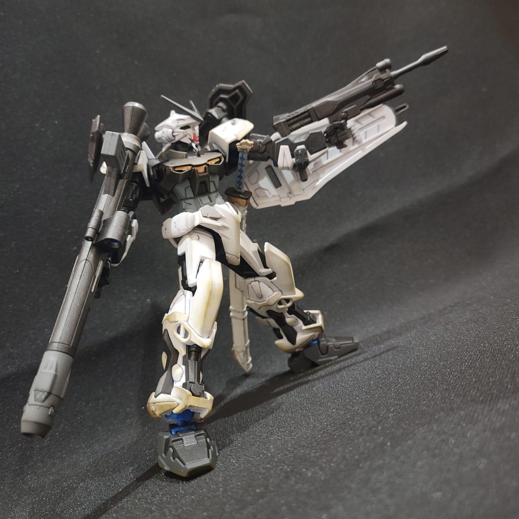 ビームライフルはデュエルと同型のものを採用、ビームと実弾のグレネードの切り替えが出来る為