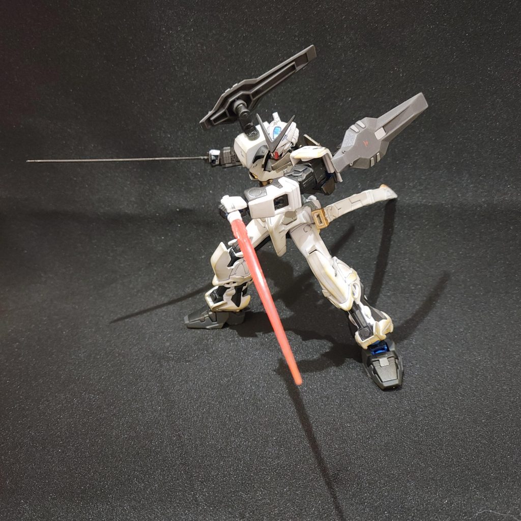 近接武器に関してもビームサーベルと実体剣を装備肩部に増設された推進ユニットで加速、急制動、姿勢制御、回避の全てを補助紙装甲のアストレイの生命線