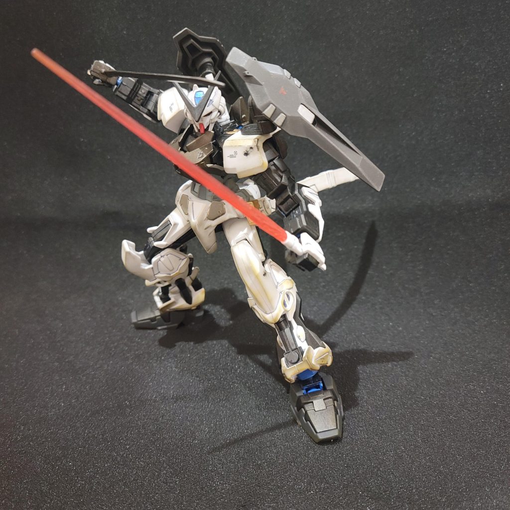 急遽、無計画で作り始めたので未塗装の素体となったブルーフレームの面影がちらほらしてますな