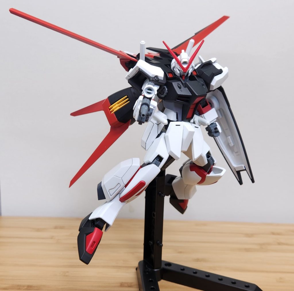 エールダガー。カラーリングが似合いすぎて専用装備感ある。脚部に関しては、ノーマルのものとハードポイント開口したものと2種製作ったので、ウィンダム用の拡張ブースターも装備できます。