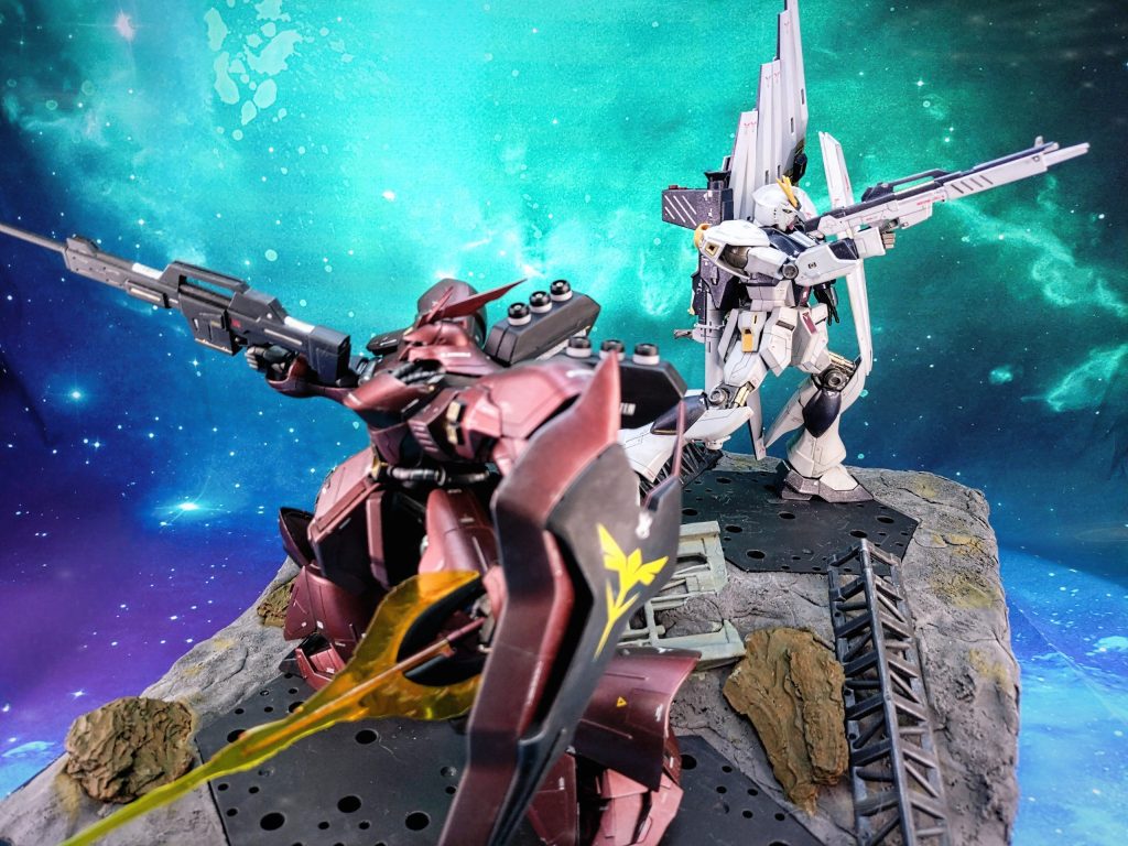実際にはあり得ない、この2機が背中を預け合うようなカットも、ガンプラ+ジオラマを自分で作れば自由自在。こういうのがこの趣味の醍醐味ではないかと思います。