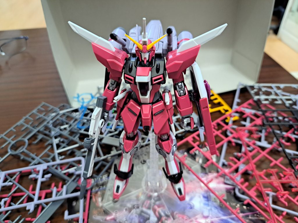 ・7月末にようやく買えました。HGでこの可動域、パーツの多さ、細かさは感動的でした。