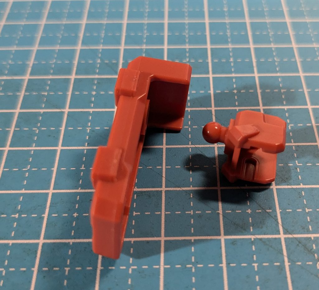 シャア専用ザクのショルダアーマーですが、肩パーツとシールドの組み合わせで、この肩パーツに別の腕を組み合わせることが出来ますビームサーベルを持たせて四刀流にすることも可能です